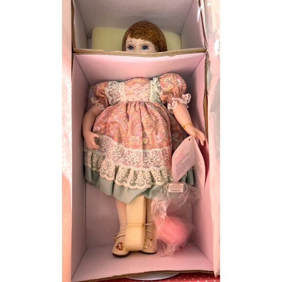 Sarah at the Fair Porcelain Doll Treasury Collection Paradise Galleries 14", Sta - Picture 8 of 11